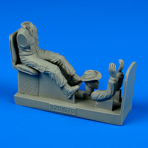 AEROBONUS 320070 1/32 USAF/US Army Tow Tractor Driver