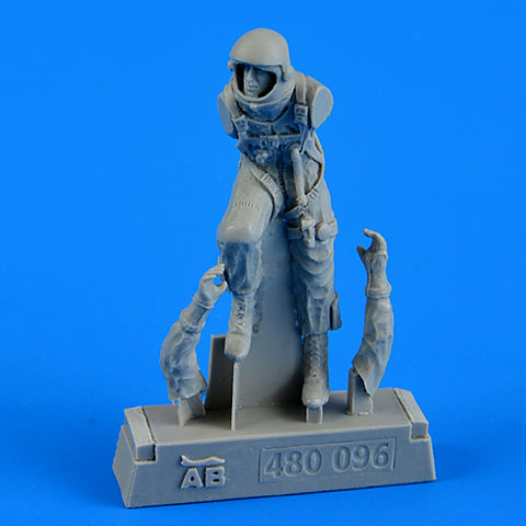 AEROBONUS 480096 1/48 U.S.A.F. Fighter Pilot - pressure suit 1960 - 1975