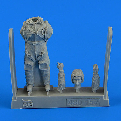 AEROBONUS 480157 1/48 Soviet Woman Pilot WWII with parachute
