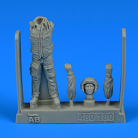 AEROBONUS 480180 1/48 Modern Soviet Fighter Pilot with HUD