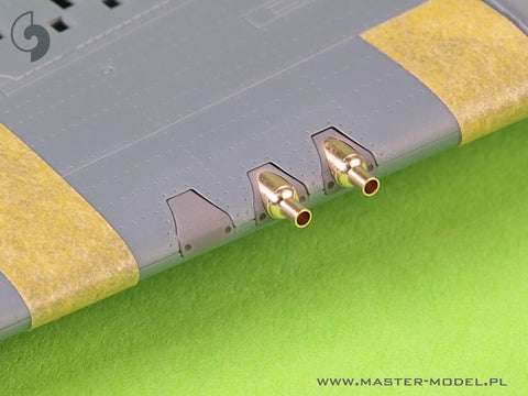 MASTER AM-48-181 1/48 Curtiss P-40 L, N early - 4 x Browning .50 blast tubes with adapter & gunsight & Pitot Tube (for Eduard)
