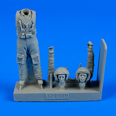 AEROBONUS 320089 1/32 Soviet Pilot with life jacket - the Cold War period
