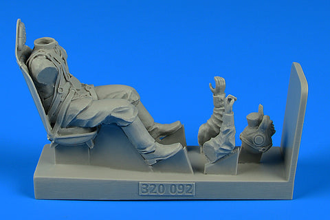 AEROBONUS 320092 1/32 Soviet WWII Pilot for MiG-3 with seat (For TRUMPETER)