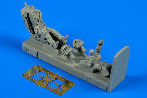 AEROBONUS 480079 1/48 Soviet Fighter Pilot with ejection seat for MiG-25 (For KITTY HAWK)