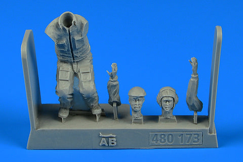 AEROBONUS 480173 1/48 Soviet  Aircraft Mechanic - the period of the Warsaw pact (2)