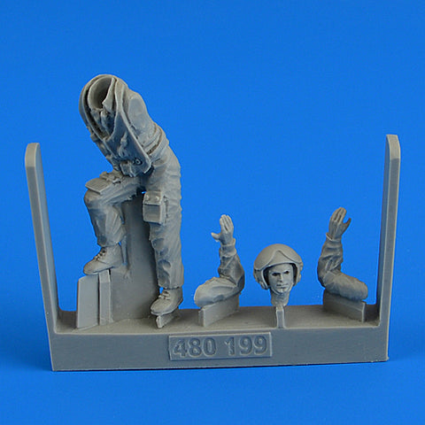 AEROBONUS 480199 1/48 Russian Fighter Pilot on the ladder