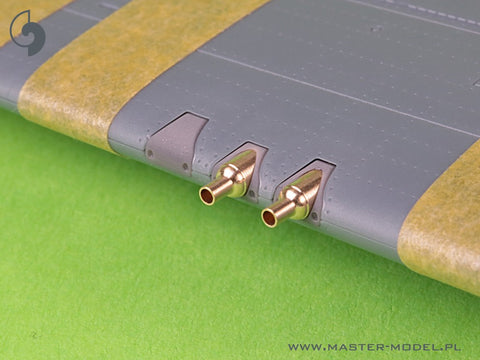 MASTER AM-48-181 1/48 Curtiss P-40 L, N early - 4 x Browning .50 blast tubes with adapter & gunsight & Pitot Tube (for Eduard)