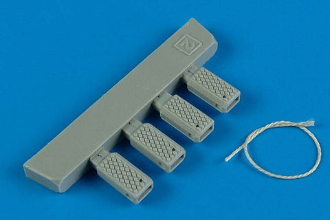 Wheelliant 148002 1/48 Universal Navy Wheel Chock with Nylon Rope - early prod.